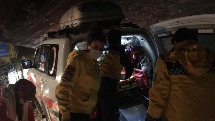 Diyarbakır'da hasta kadın, iş makinesi ile ambulansa taşındı