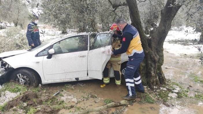 Bursa’da itfaiyeci yaşlı kadını sırtında ambulansa taşıdı