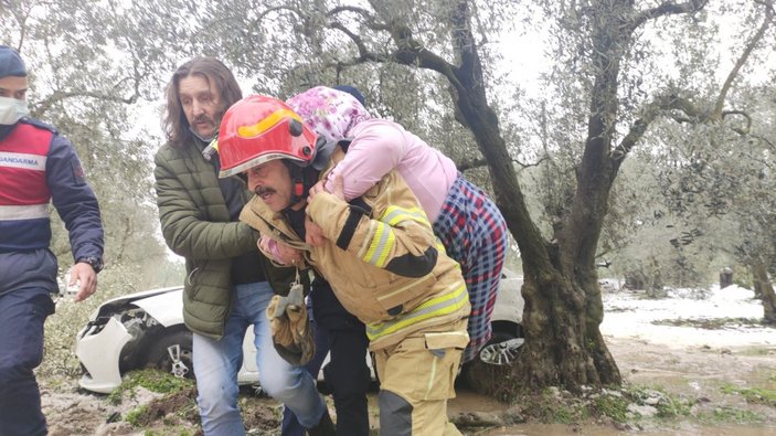 Bursa’da itfaiyeci yaşlı kadını sırtında ambulansa taşıdı