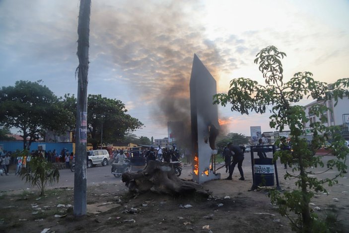 Kongo'da gizemli monolit yakıldı