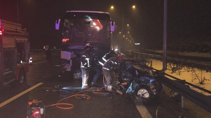 Bursa’da otomobil ile yolcu otobüsü çarpıştı: 2 ölü, 10 yaralı