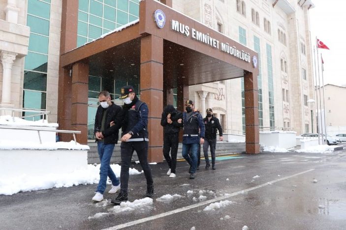 Muş'ta midelerinde uyuşturucu gizleyen 2 kişi yakalandı