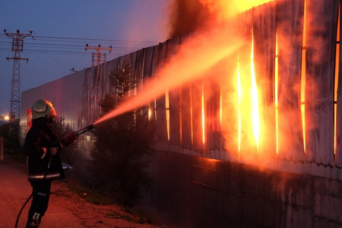 Manisa'da geri dönüşüm tesisinde yangın çıktı
