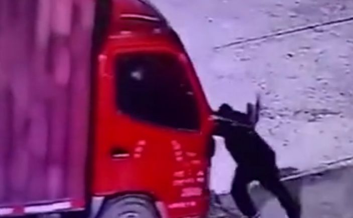 d Çin’de kamyonetinin altında can verdi