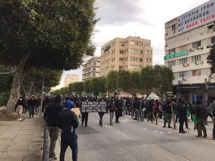 Güney Kıbrıs'ta hükümetin korona politikası protesto edildi