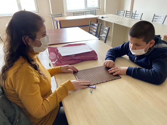 Düzce'de görme engelli Ahizer öğretmen, çocuklara Braille alfabesini öğretiyor