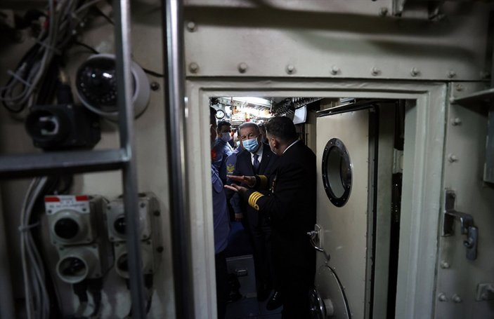 Hulusi Akar'dan, TCG Gür denizaltısına ziyaret