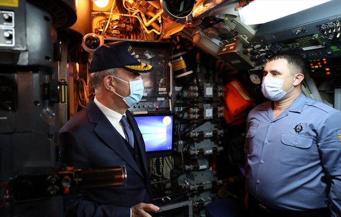 Hulusi Akar'dan, TCG Gür denizaltısına ziyaret
