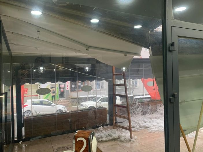 i Ümraniye’de üzerine kar kütlesi düşen tente can alıyordu