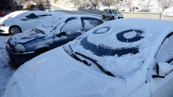 Tokat'ta karlı kaplı otomobiller gülümsetti