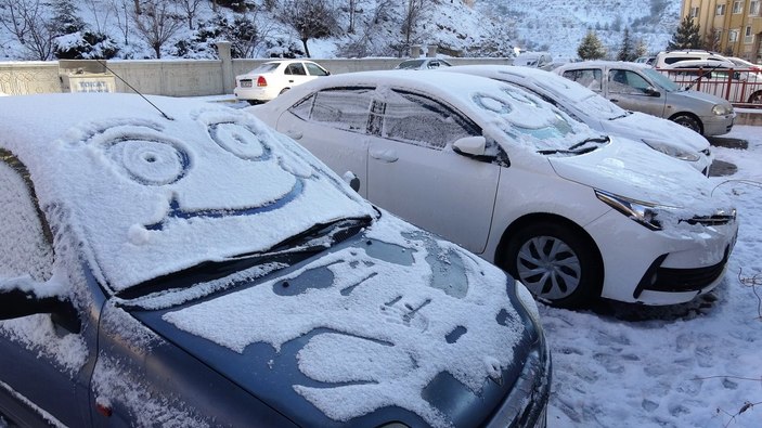 Tokat'ta karlı kaplı otomobiller gülümsetti