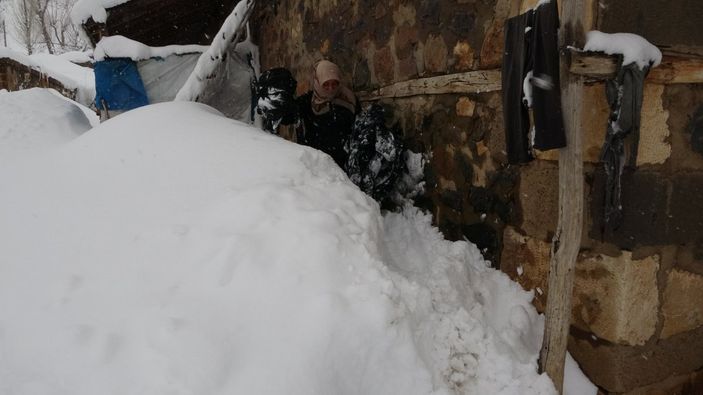 Muş'ta bir köy kara gömüldü