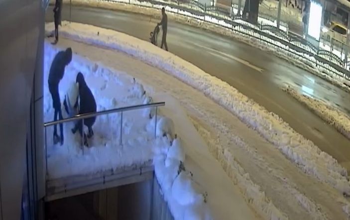 İzmit’te kardan kadını kucaklayıp götürdüler