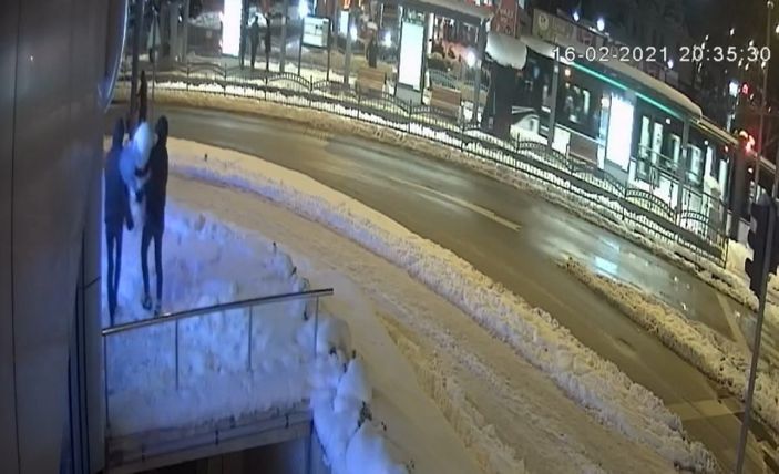 İzmit’te kardan kadını kucaklayıp götürdüler