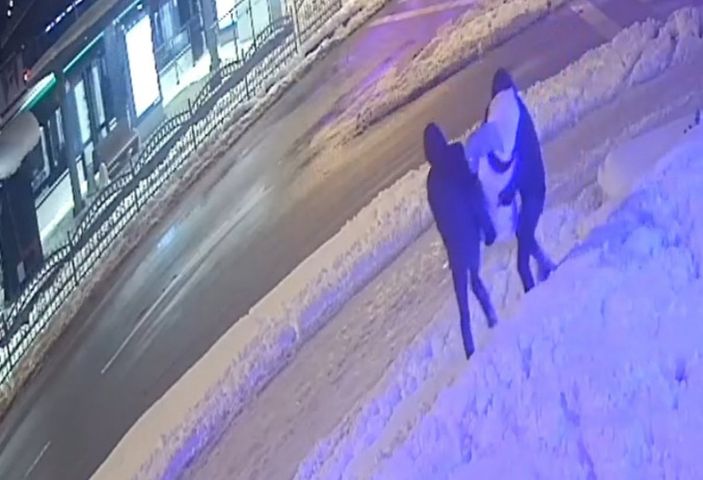 İzmit’te kardan kadını kucaklayıp götürdüler