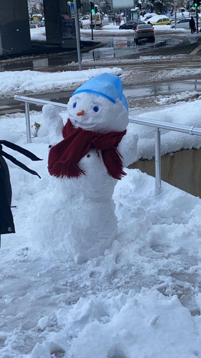 İzmit’te kardan kadını kucaklayıp götürdüler