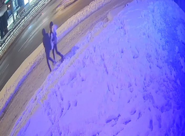 İzmit’te kardan kadını kucaklayıp götürdüler