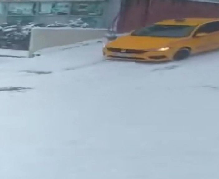 d İstanbul'da bir müşteri karda kayan taksiden atladı