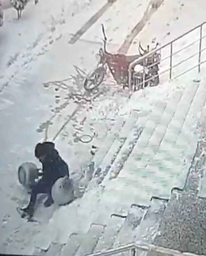 Tokat'ta buzlanan merdiven tüpçüye zor anlar yaşattı