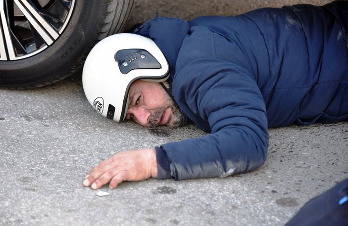 Antalya'da motosiklet sürücüsü, lüks cipin altında kaldı