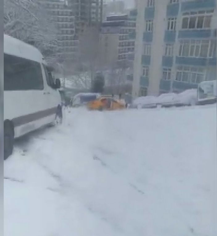 d İstanbul'da bir müşteri karda kayan taksiden atladı