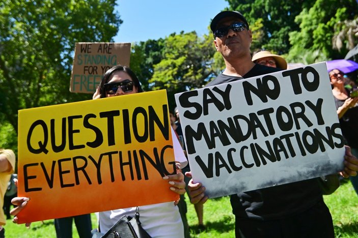 Avustralya’da aşı karşıtları sokaklara döküldü