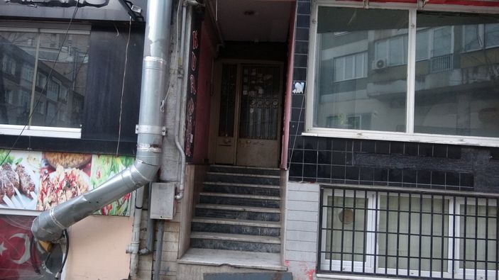 d Bursa'da berberden girilen kahvehaneye polis baskını