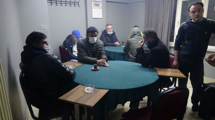 d Bursa'da berberden girilen kahvehaneye polis baskını