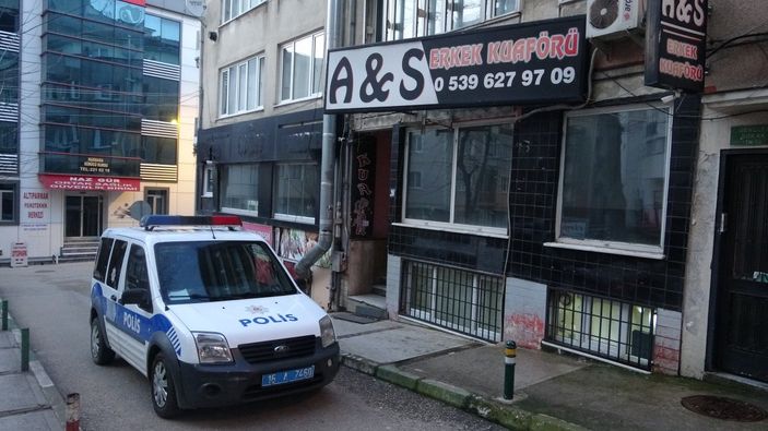d Bursa'da berberden girilen kahvehaneye polis baskını
