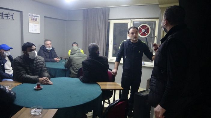 d Bursa'da berberden girilen kahvehaneye polis baskını