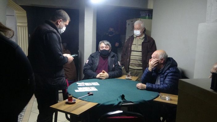 d Bursa'da berberden girilen kahvehaneye polis baskını