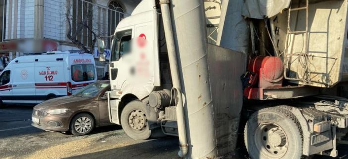 i Beylikdüzü'nde kamyon iki araca çarptı