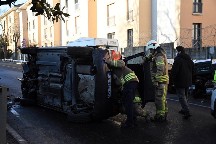 Beşiktaş'ta ağaca çarpan otomobil devrildi