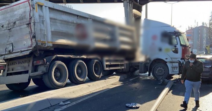 i Beylikdüzü'nde kamyon iki araca çarptı