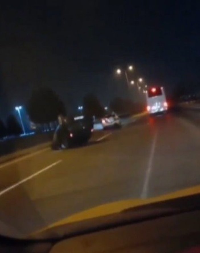 Kocaeli'de kazayı izlemek için yavaşlayan otomobile otobüs çarptı