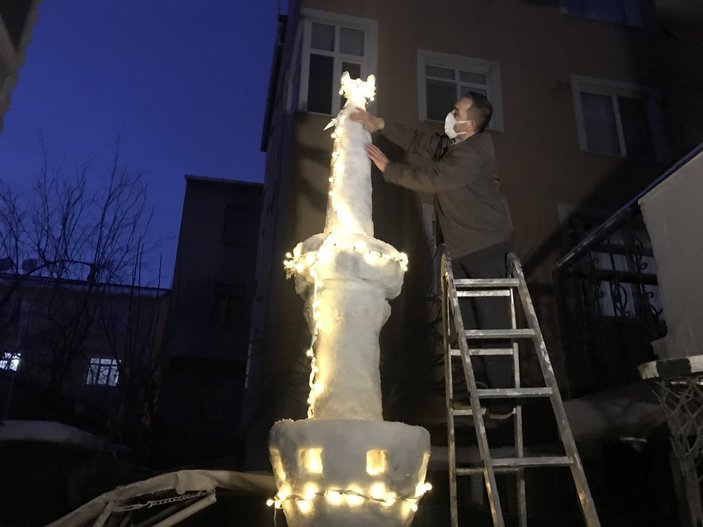 Ümraniye'de kardan minyatür minare yapıldı