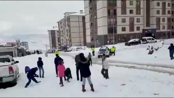 Şırnak polisi ile çocuklar arasında eğlenceli kartopu savaşı