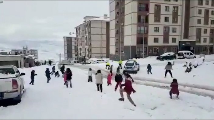 Şırnak polisi ile çocuklar arasında eğlenceli kartopu savaşı