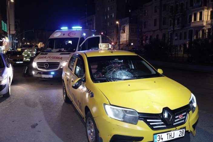 Beyoğlu'nda yolun karşısına geçmek isteyen kişiye taksi çarptı