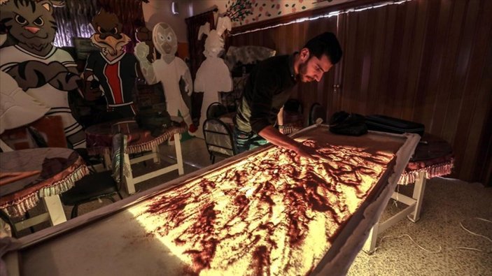 İdlibli sanatçı kum taneleriyle Suriyelilerin acısını anlatıyor