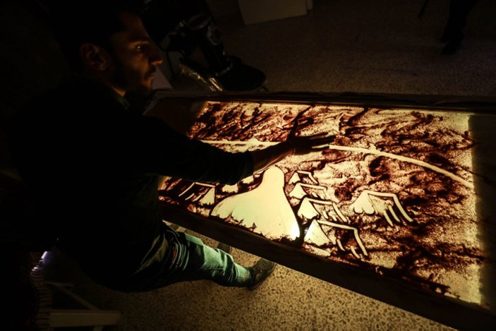 İdlibli sanatçı kum taneleriyle Suriyelilerin acısını anlatıyor