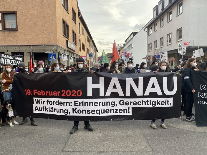 Hanau'da ırkçı terör saldırısında ölenler için dikilen anıta saldırı