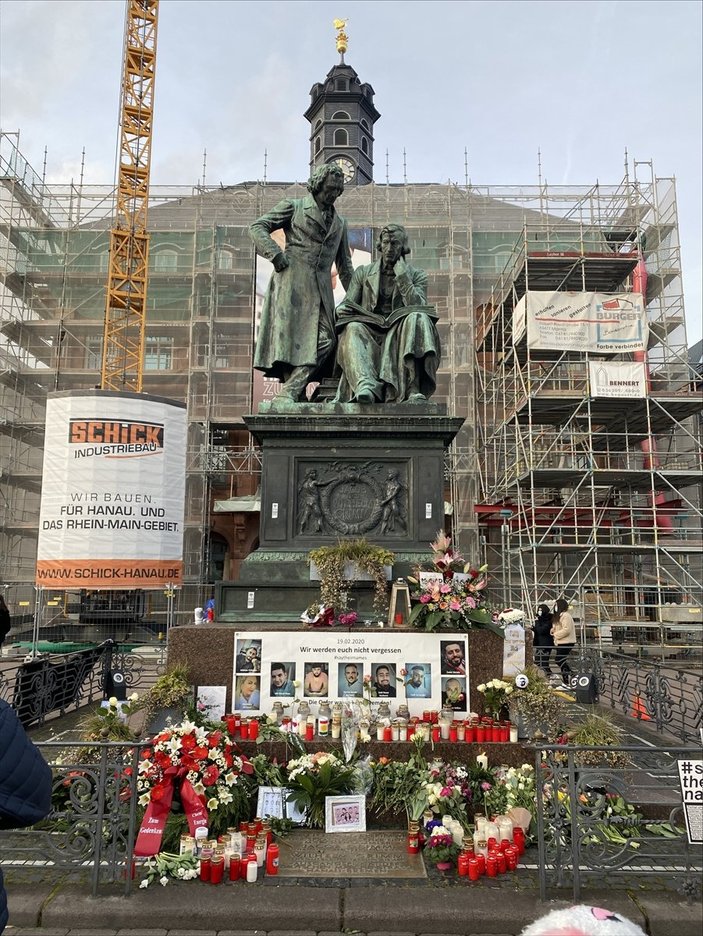 Hanau'da ırkçı terör saldırısında ölenler için dikilen anıta saldırı