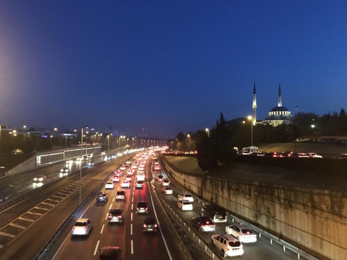 Kısıtlama sonrası İstanbul'da trafik yoğunluğu