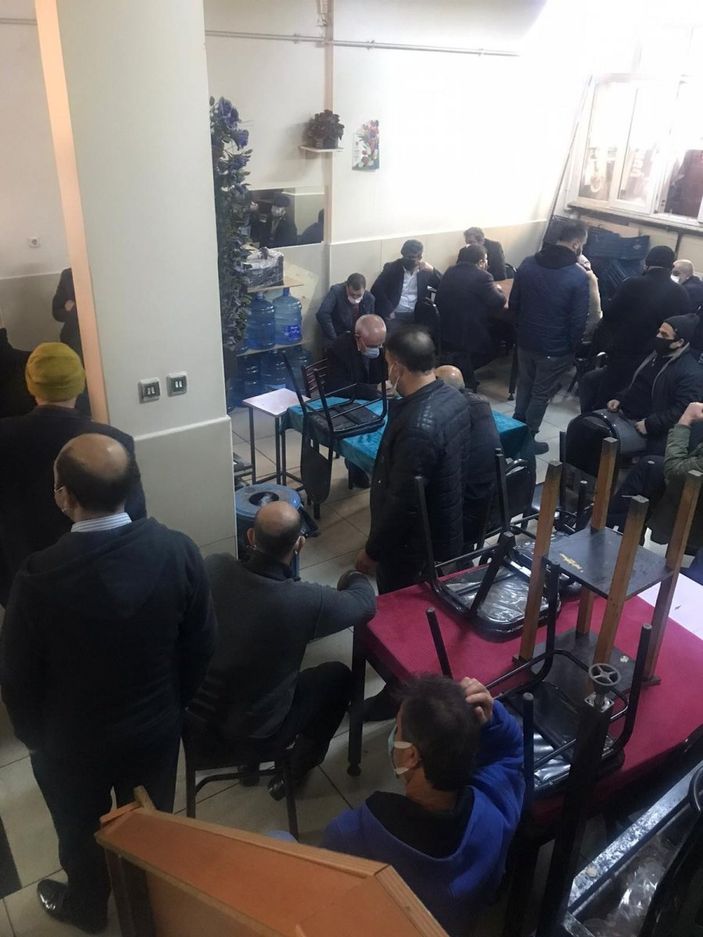 i İstanbul'da manav görünümlü kıraathaneye baskın