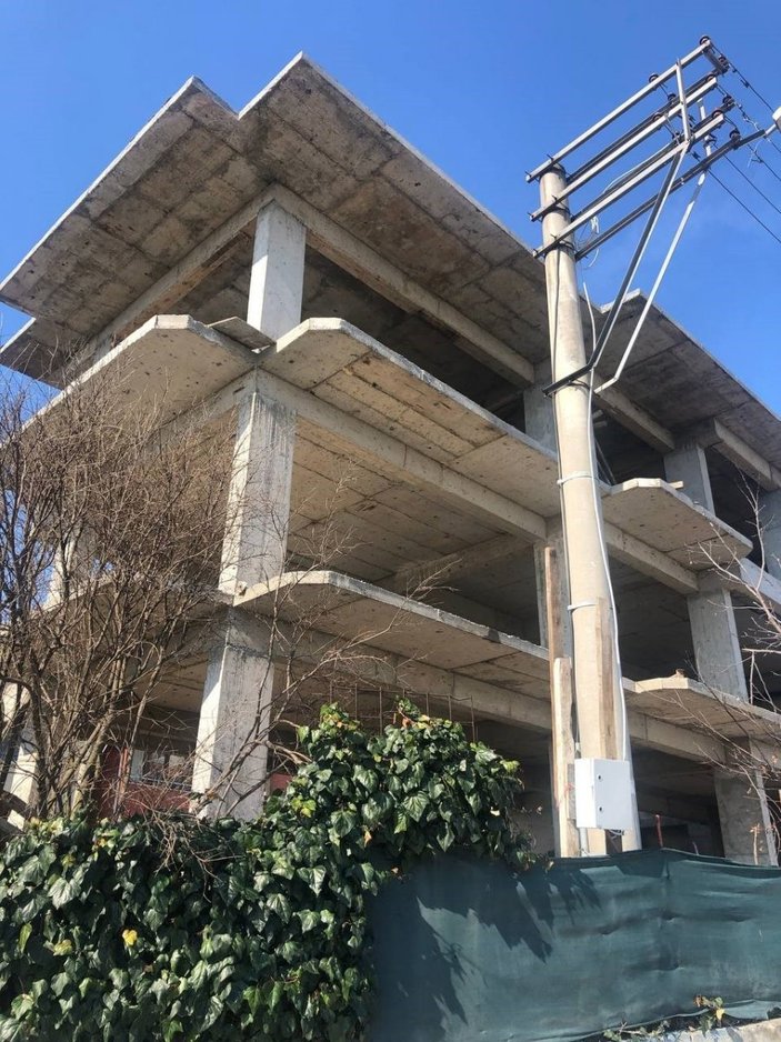 Kocaeli'de inşaat işçisi 3 metre yüksekten beton zemine düştü