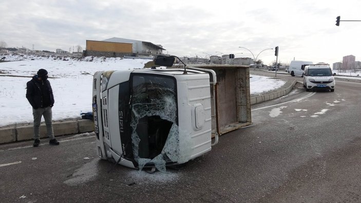 Samsun'da kamyonet buzlanma nedeni ile kayıp devrildi
