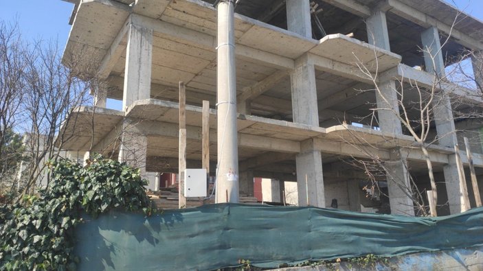 Kocaeli'de inşaat işçisi 3 metre yüksekten beton zemine düştü