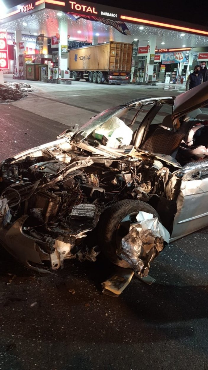 Kocaeli'de sürücünün öldüğü kaza anı kameralara yansıdı