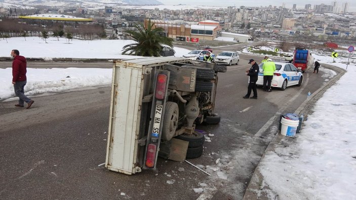 Samsun'da kamyonet buzlanma nedeni ile kayıp devrildi